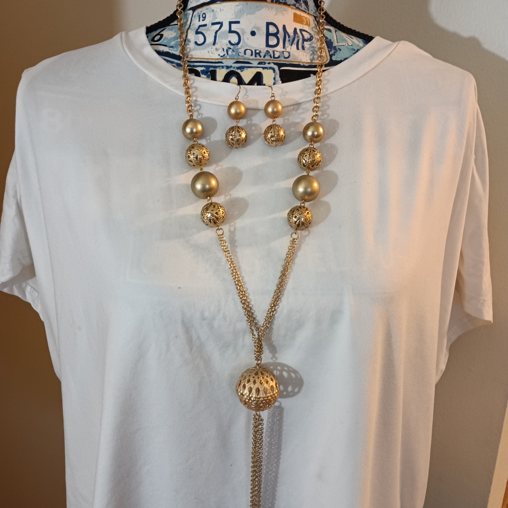 Elegant Gold Necklace and Earring Set